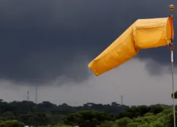 Inmet emite alerta de tempestade para nove regiões do Paraná com risco de granizo