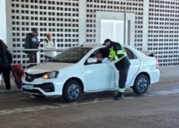 Ação no Aeroporto de Cascavel orienta passageiros e combate transporte clandestino por aplicativo