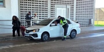 Ação no Aeroporto de Cascavel orienta passageiros e combate transporte clandestino por aplicativo