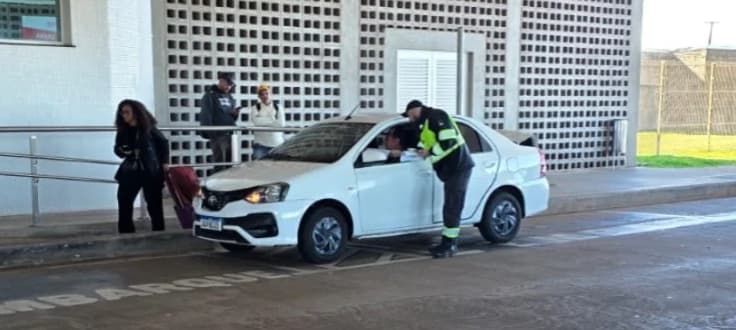 Ação no Aeroporto de Cascavel orienta passageiros e combate transporte clandestino por aplicativo