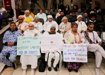 Câmara de Foz derruba veto e mantém protocolo antirracista nas escolas do município
