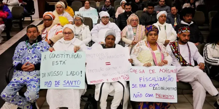 Câmara de Foz derruba veto e mantém protocolo antirracista nas escolas do município