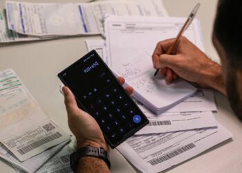 Queda da inadimplência no Paraná em 2026 vem acompanhada de aumento no valor das dívidas