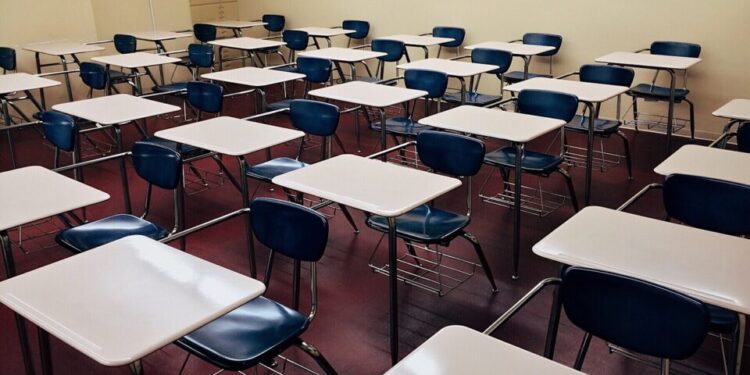 Lei restringe reprodução de músicas e videoclipes com conteúdo impróprio nas escolas municipais