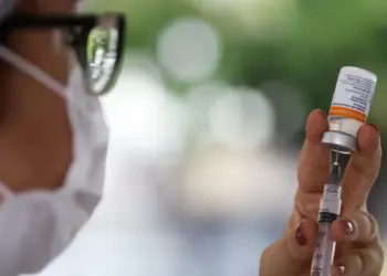Anvisa atualiza exigências para vacinas contra a covid-19 e define nova variante de referência