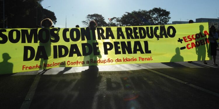 Pediatras se manifestam contrários à redução da maioridade penal
