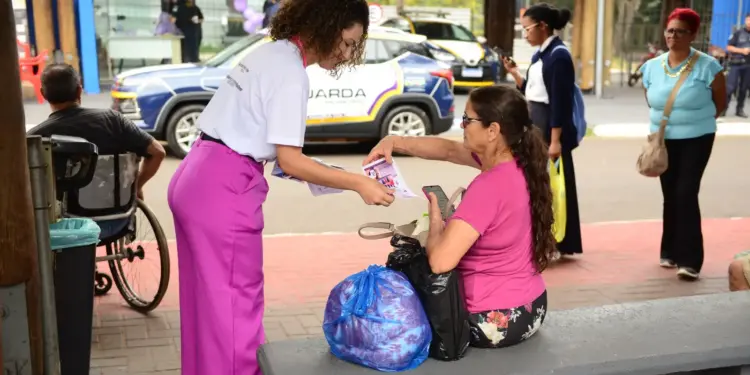 Blitz educativa no TTU chama a atenção para a prevenção e enfrentamento à violência contra a mulher