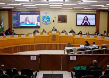 Câmara de Foz aprova contas de 2024 da gestão Chico Brasileiro com ressalvas do TCE-PR