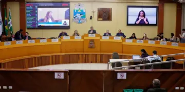 Câmara de Foz aprova contas de 2024 da gestão Chico Brasileiro com ressalvas do TCE-PR
