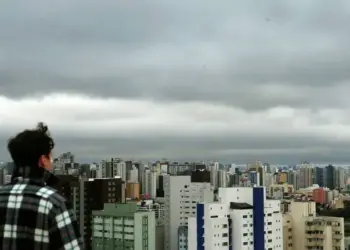 Paraná entra em alerta com retorno das chuvas e mudança no tempo nesta terça-feira
