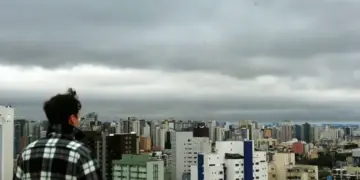 Paraná entra em alerta com retorno das chuvas e mudança no tempo nesta terça-feira