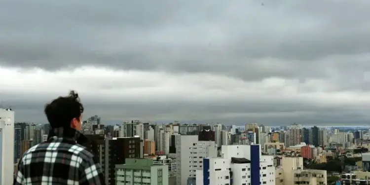 Paraná entra em alerta com retorno das chuvas e mudança no tempo nesta terça-feira