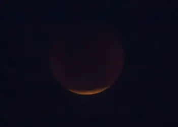 Eclipse lunar encobre 96% da Lua e poderá ser observado em todo o Brasil nesta madrugada