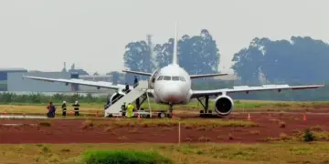 Aeronave sai da pista em Cascavel e aeroporto suspende pousos e decolagens