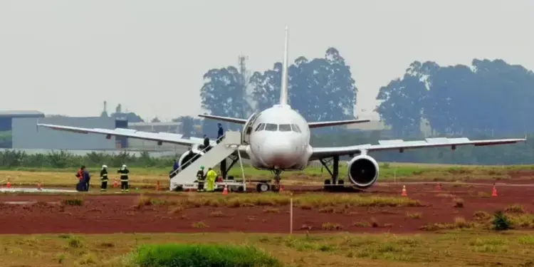Aeronave sai da pista em Cascavel e aeroporto suspende pousos e decolagens