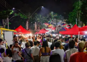 Praça da Paz recebe edição noturna da Feirinha da JK com gastronomia, artesanato e música