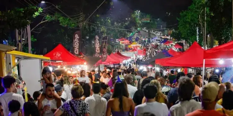 Praça da Paz recebe edição noturna da Feirinha da JK com gastronomia, artesanato e música