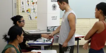 Eleitorado jovem encolhe 22% no Brasil entre 2010 e 2026