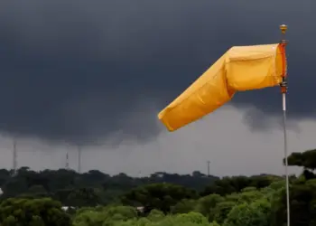 Ciclone extratropical muda o tempo no Paraná com temporais, ventos fortes e queda nas temperaturas