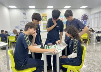Escolas adotam xadrez para estimular foco e raciocínio diante das distrações digitais