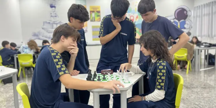 Escolas adotam xadrez para estimular foco e raciocínio diante das distrações digitais