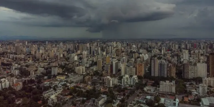 Oeste do Paraná pode acumular mais de 150 mm de chuva até terça-feira