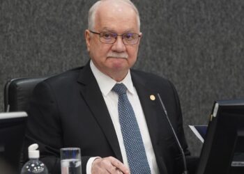 Fachin dá 24 horas para PF enviar informações sobre celular de Vorcaro