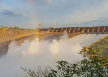 Após fortes chuvas no Paraná, Itaipu abre vertedouro para controlar nível do reservatório