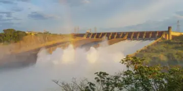 Após fortes chuvas no Paraná, Itaipu abre vertedouro para controlar nível do reservatório