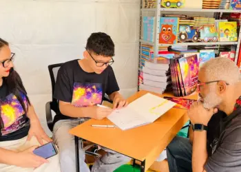 Jovem escritor de 12 anos lança primeira obra na Feira do Livro