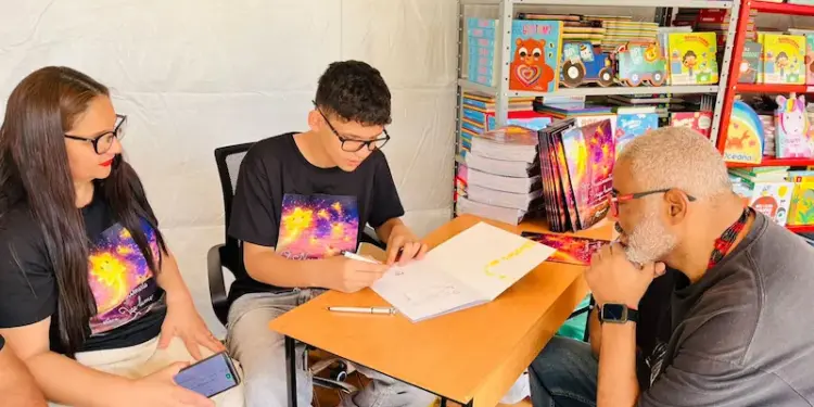 Jovem escritor de 12 anos lança primeira obra na Feira do Livro