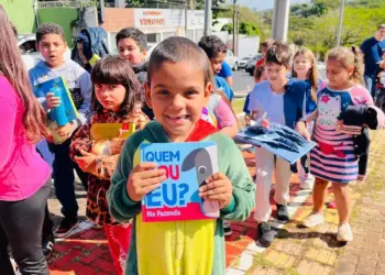 Incentivo à leitura: Alunos da rede municipal trocam vale-livros e escolhem obras que desejam ler