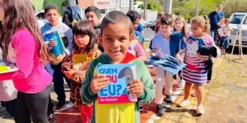 Incentivo à leitura: Alunos da rede municipal trocam vale-livros e escolhem obras que desejam ler