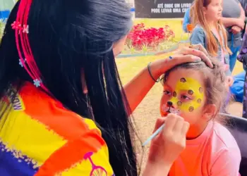 Pintura facial vira atração entre crianças na Feira do Livro de Foz do Iguaçu
