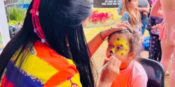 Pintura facial vira atração entre crianças na Feira do Livro de Foz do Iguaçu