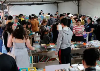 Entre compras e trocas, leitores renovam as histórias na 21ª Feira Internacional do Livro