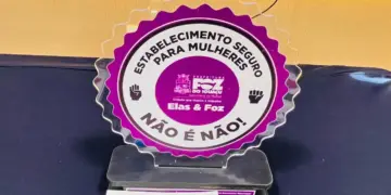 Secretaria Municipal da Mulher entrega Selo Estabelecimento Seguro para Mulheres para primeiro hotel