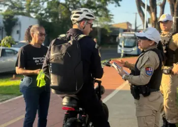 Blitz Educativa aborda cerca de 50 condutores de veículos autopropelidos na ciclovia da Avenida JK