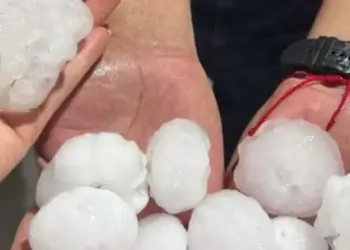Granizo danifica centenas de casas no Paraná e provoca suspensão de aulas em escola de Pinhão