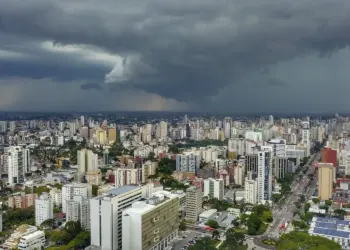 Paraná tem previsão de tempestades em todas as regiões com avanço de frente fria nesta terça-feira