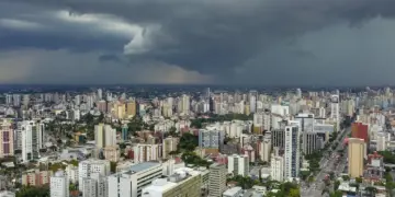 Paraná tem previsão de tempestades em todas as regiões com avanço de frente fria nesta terça-feira