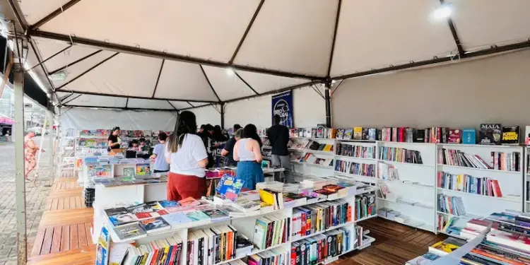 Feira Internacional do Livro aquece comércio e supera expectativa de expositores