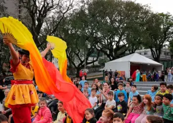 Feira do Livro reúne 3,6 mil pessoas em Foz mesmo com chuva durante a sexta-feira