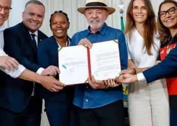 Lula sanciona  lei de incentivo ao desenvolvimento do futebol feminino