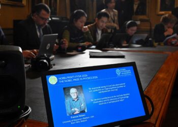 Belga que descobriu menor partícula do universo recebe Nobel da Física