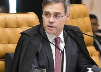 Mendonça determina remoção de vídeo de deputados com fake news contra Flávio 